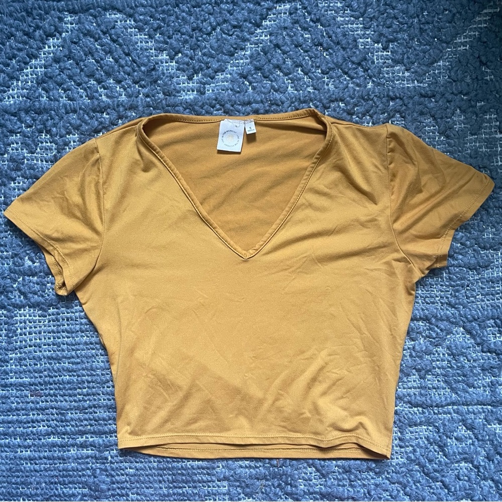 Live In The Moment crop top 🍯